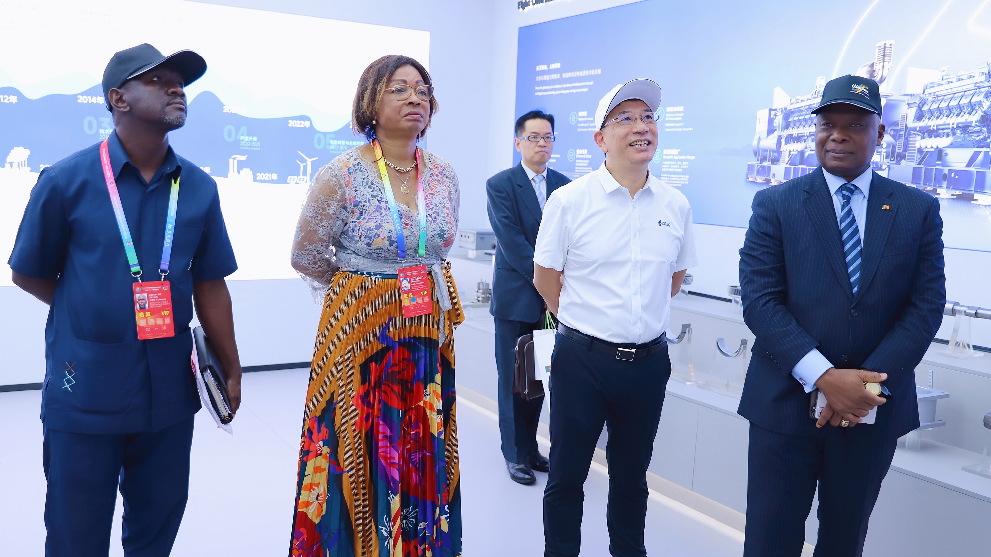 7. Delega&ccedil;&atilde;o Camar&otilde;es passeios pela sala de exposi&ccedil;&otilde;es